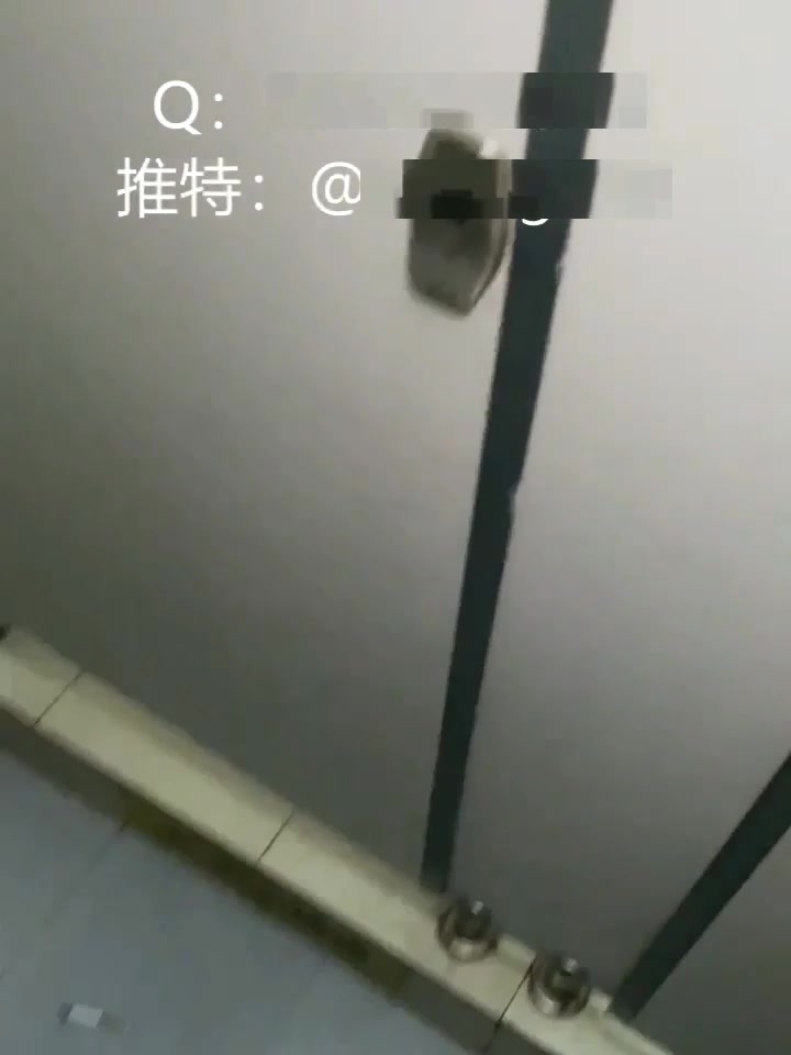 推荐福利求关注 极品直男帅哥在网吧被伪娘勾引 在厕所里进行口交 口爆满嘴精液