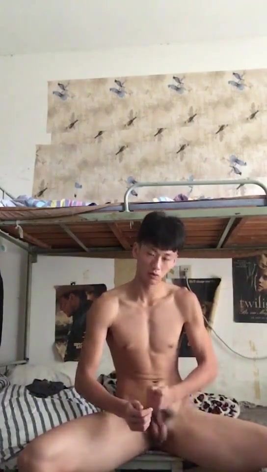 大屌直男体育生腹肌帅哥宿舍飞机
