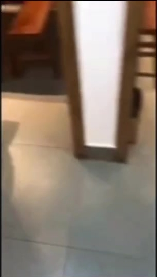 【上】真实拍摄 绿奴骚男勾引直男当S 带到烤肉店里 绿帽老公看着骚逼老婆被直男一步步玩弄