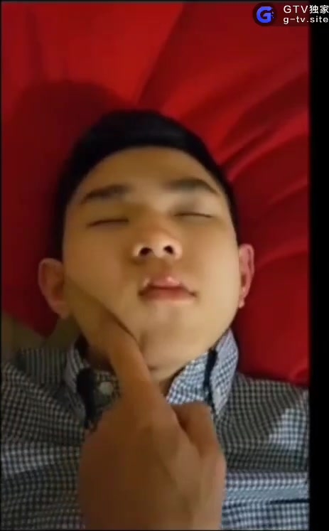 乘客装睡 勾引酒店服务员 本来想当攻 看见服务员的大鸡巴 直接掰开双腿 求操当0