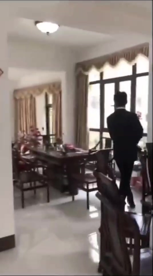 真实 有对话 总裁老公下班回家操干骚老婆 饭等下做 我想操你了 你躺桌上去