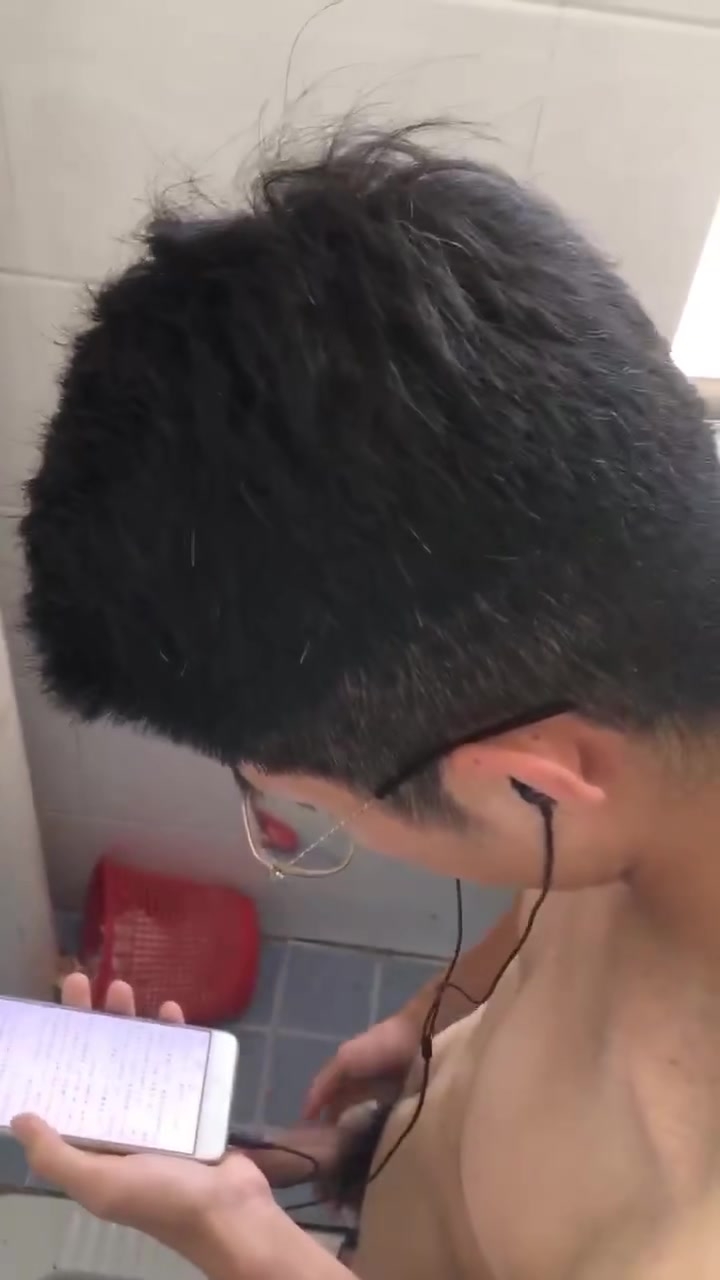 偷拍腹肌同学厕所飞机