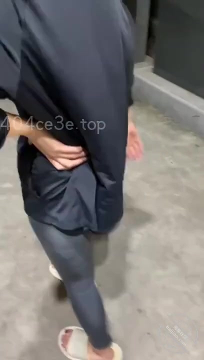 【极品母子通奸】妈妈的丰乳肥臀 给老妈安排开档瑜伽裤 户外人前玩露出 太刺激了上山打野炮 后入被榨内射