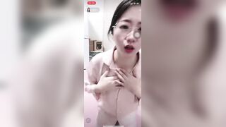 【极品稀缺魔手外购】最新《疯狂抖音》外篇《抖音擦边11》颜值美女 各显神通 闪现 直播间紫薇啪啪 封号作死秀.闪现走光