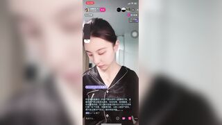 【极品稀缺魔手外购】最新《疯狂抖音》外篇《抖音擦边11》颜值美女 各显神通 闪现 直播间紫薇啪啪 封号作死秀.闪现走光