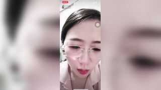 【极品稀缺魔手外购】最新《疯狂抖音》外篇《抖音擦边11》颜值美女 各显神通 闪现 直播间紫薇啪啪 封号作死秀.闪现走光