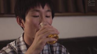 我心爱的妻子在我面前与同事做爱，不知为何我的鸡巴变得坚硬如石。