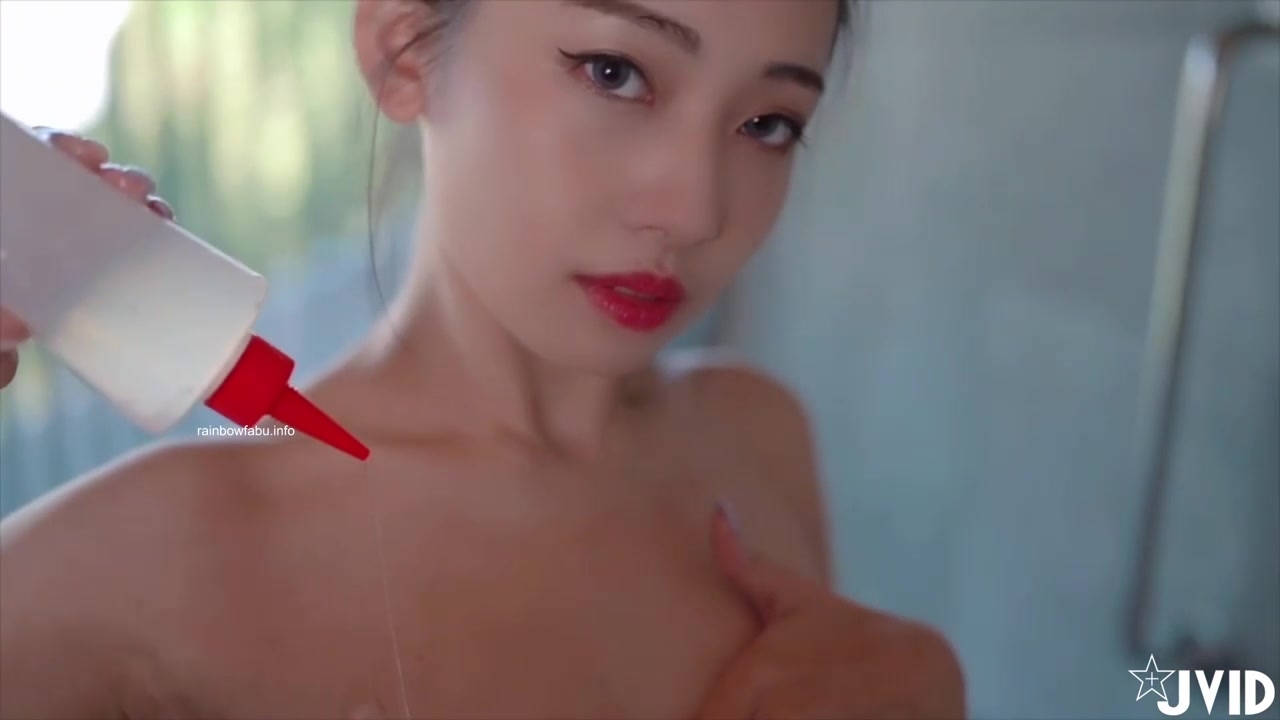 《最新众筹精选作品》人气甜美女神【夏暮光】老板专属的服务~下班后带着超正小秘书泡汤~享受这美艳的肉体