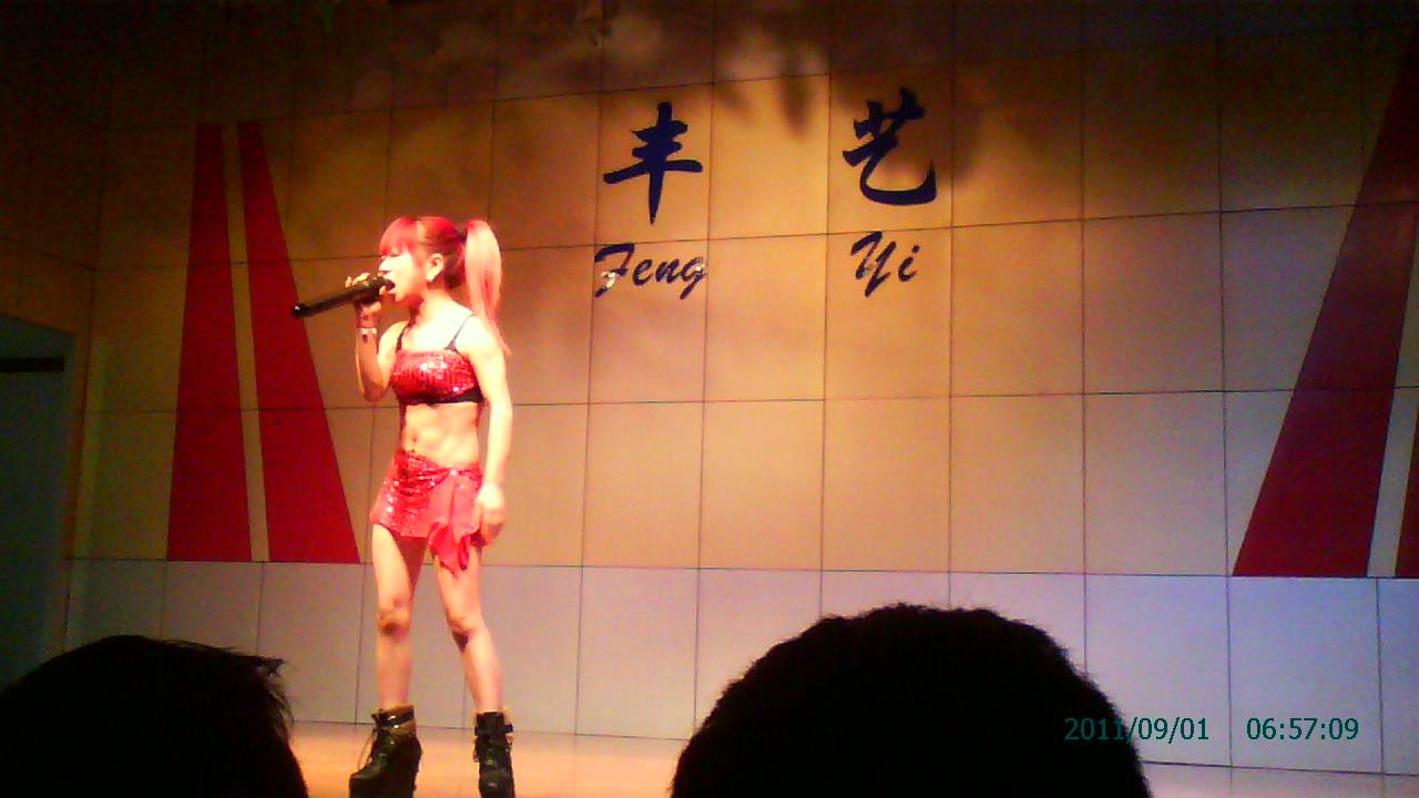 《稀缺劲爆资源》浙江丰艺剧场不演话剧改演裸体歌舞了草台班子舞女们大胆表演劈叉下腰掰B更疯狂的是拿着道具紫薇给你看