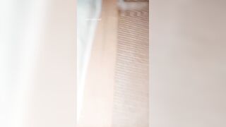 【小小闫妮】姐夫偷情小姨子，半夜趁家里其他人都睡着，偷溜进去玩穴舔胸，后入大白臀想叫又不敢叫好纠结