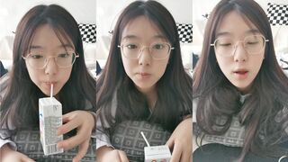 【小鱼仔仔】青春无敌美少女! 纯天然美乳。特写掰穴，抠逼~~~~听着真刺激，爽 (1)