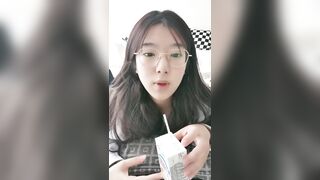 【小鱼仔仔】青春无敌美少女! 纯天然美乳。特写掰穴，抠逼~~~~听着真刺激，爽 (1)