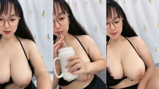 【巨乳学妹】卧槽广东的赵佳欣，奶子好大啊太卷了，拿着身份证脱光，这大奶子，又大又白，看了都好喜欢 (1)