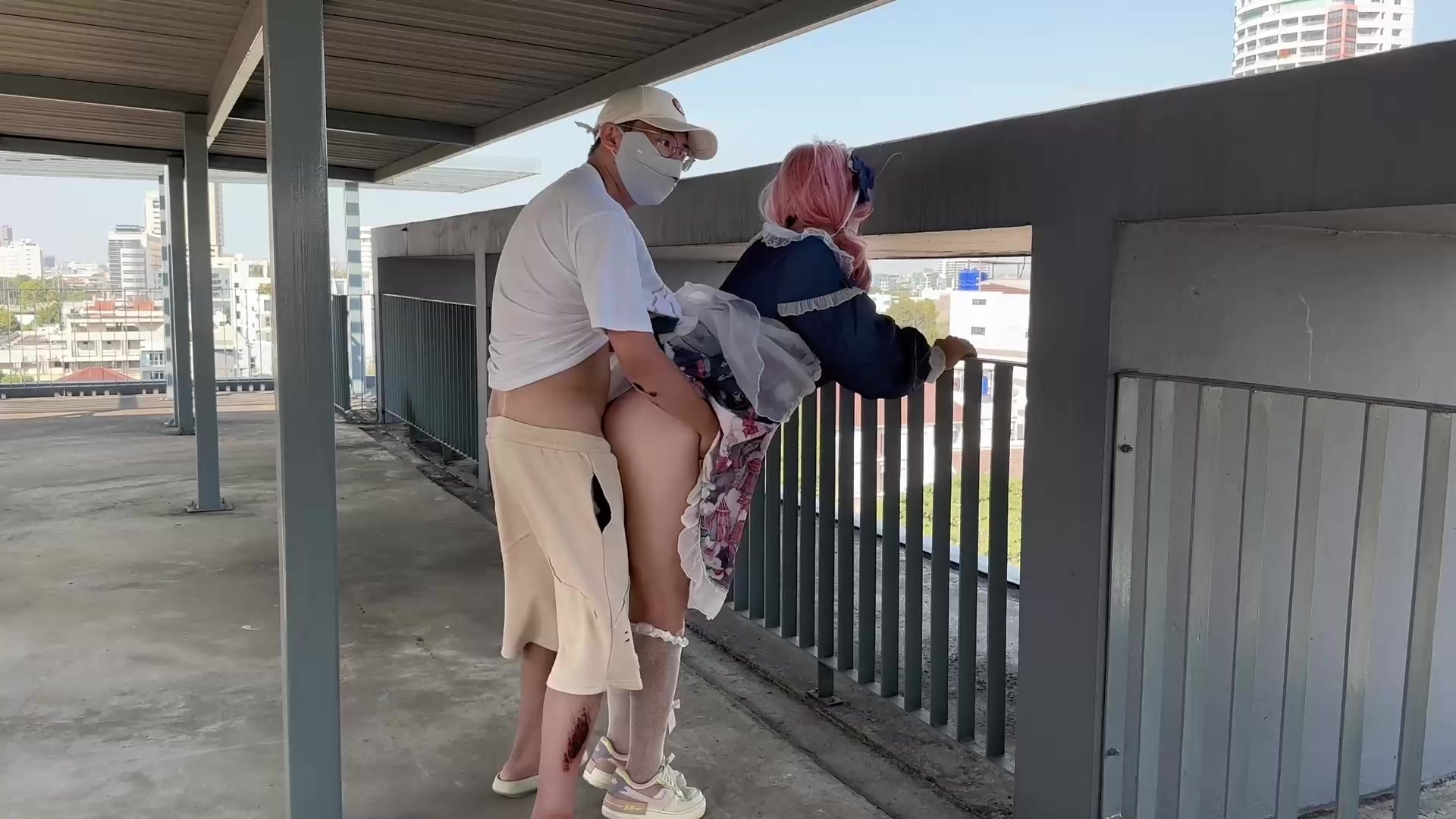 【极品反差学妹】樱花小猫 约个洛丽塔妹妹去天台拍写真 兽欲上头光天化日露出操穴 超刺激后入好怕人有人看到