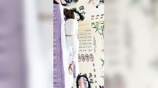 《中医养生推拿按摩馆》白嫩少妇叫了一男一女两个技师按摩女顾客去洗澡时男技师强行把女技师给操了后来女顾客也加入战斗