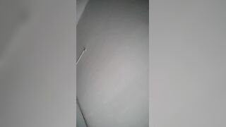 《专攻足疗按摩店》胖哥性欲旺盛逛了4家店边服务边聊谈成后就搞撸了2次干了2炮肏的太猛把套子留逼里了