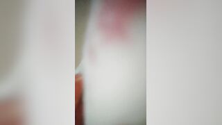 《专攻足疗按摩店》胖哥性欲旺盛逛了4家店边服务边聊谈成后就搞撸了2次干了2炮肏的太猛把套子留逼里了