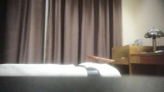 《女性私密大保健》推油少年酒店上门服务给城中村靠收租过得很滋润的房姐提供特殊性服务搞得她呻吟不断完美露脸