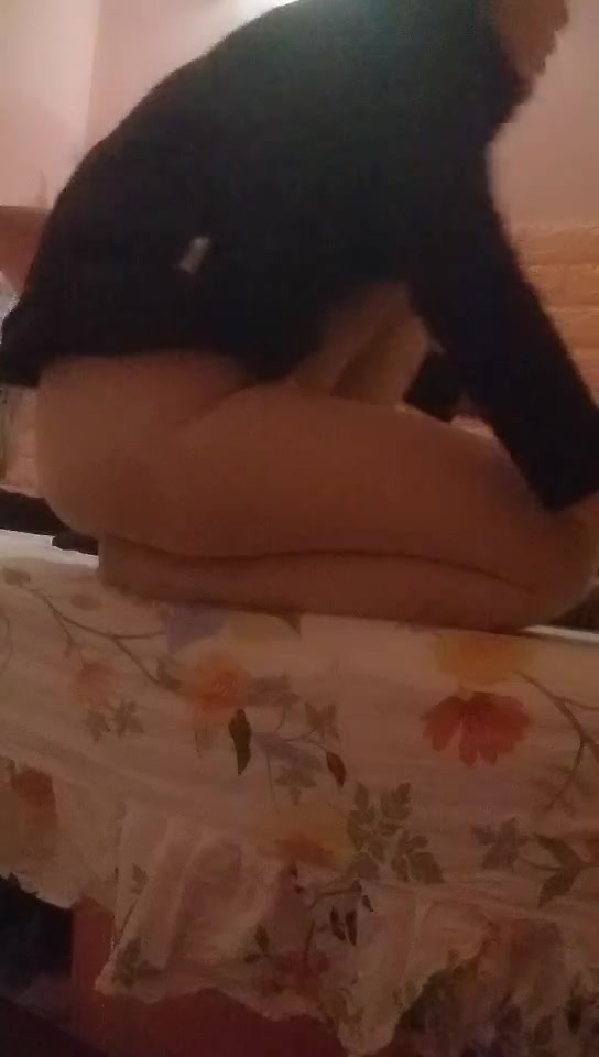 《李寻欢探花》小哥找骚女技师，按摩聊聊天，半脱下肉丝按摩床上操，扶着大屁股后入，搞得骚女娇喘呻吟