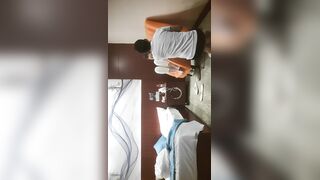 《哥只是个传说》深夜酒店约身材一流的极品外围瑜伽美女穿着黑丝开裆无套啪啪