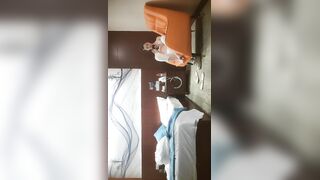 《哥只是个传说》深夜酒店约身材一流的极品外围瑜伽美女穿着黑丝开裆无套啪啪