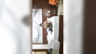 《哥只是个传说》深夜酒店约身材一流的极品外围瑜伽美女穿着黑丝开裆无套啪啪