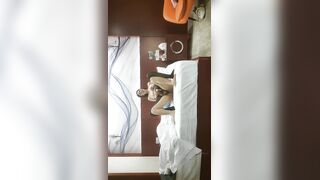 《哥只是个传说》深夜酒店约身材一流的极品外围瑜伽美女穿着黑丝开裆无套啪啪