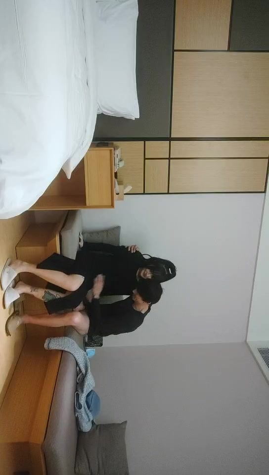 《开发探索》高品质探花，身上上纹身极品外围美妞，69姿势手指猛扣穴，翘着大屁股后入，交叉姿势式爆操
