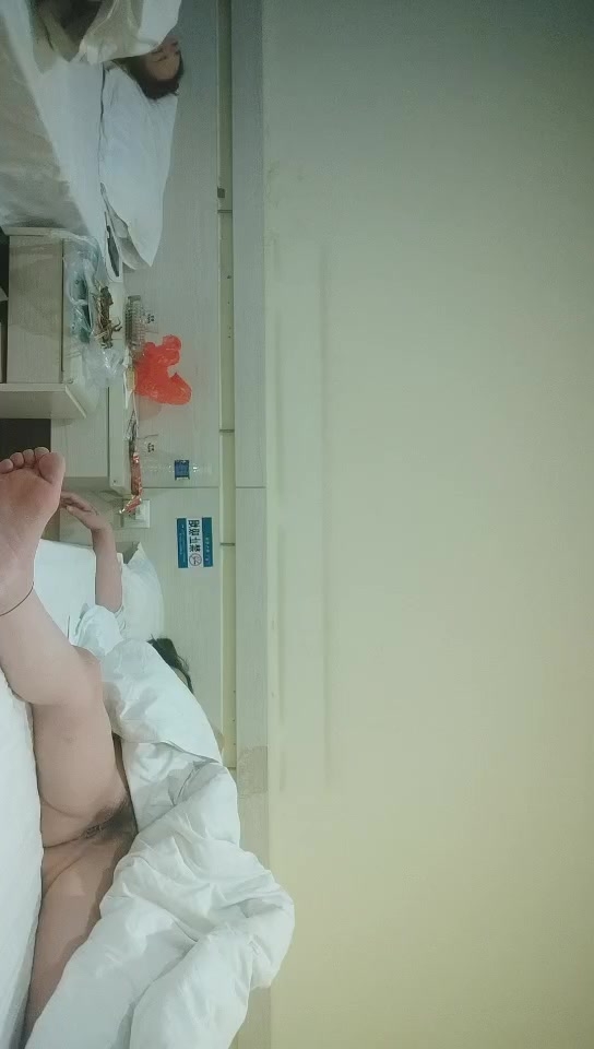 《李总探花》约两个骚熟女，喝多了床上睡衣，扒开被子掰穴，插入抽送，再换另一个骚女，吸屌正入爆操