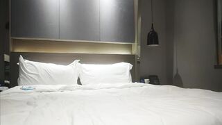 《用利抽插》高品质探花，白衣兼职小妹操哭，持续输出爆插，操的妹子受不了要退单，给口一下再干5分钟1080P横版