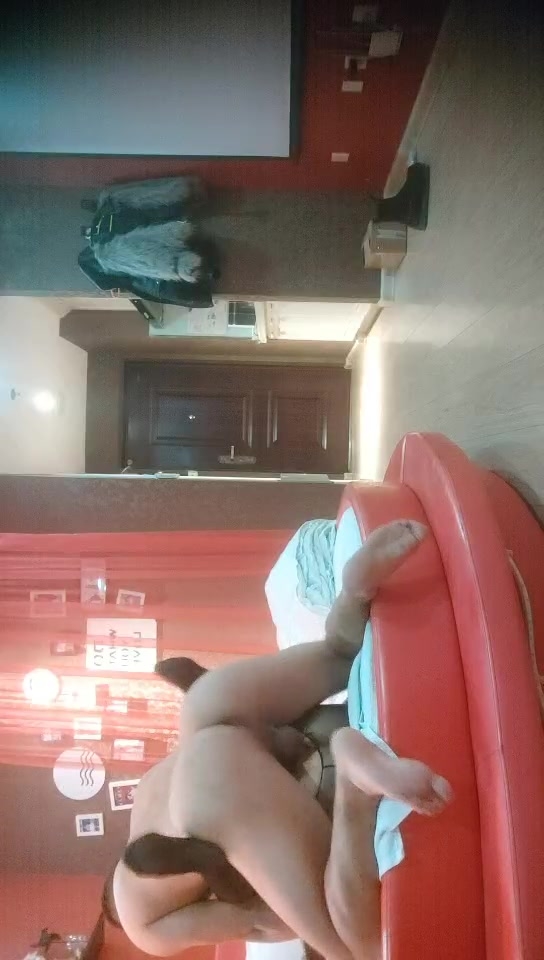 《真实搞熟女人妻》连体黑丝骚货，情趣房圆床上操，吸吮舔屌一脸享受，站立后入扶着屁股猛操