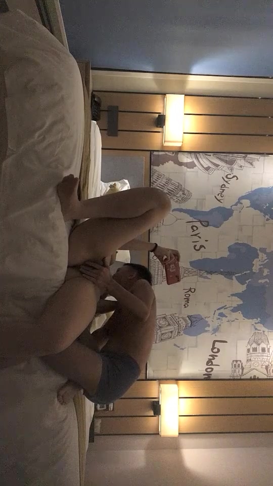 《鑫仔探花》丰满美臀小少妇，摸摸屁股扣骚穴，按头深喉口交，扶着大白屁股爆操，双腿肩上扛抽插