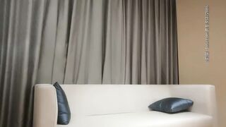 【9分颜值金发冷艳女神】高价高端外围美妞，花臂纹身里面吊带装，坐在身上舌吻调情，美女很配合，各种姿势轮换着操