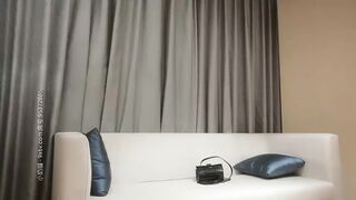 【9分颜值金发冷艳女神】高价高端外围美妞，花臂纹身里面吊带装，坐在身上舌吻调情，美女很配合，各种姿势轮换着操