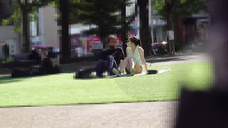 【TP推荐】公园草坪高清拍摄高颜值口罩女与男友聊天 霸气外泄白色透明小内内 阴毛看的一清二楚