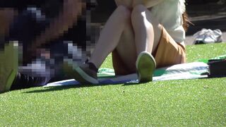 【TP推荐】公园草坪高清拍摄高颜值口罩女与男友聊天 霸气外泄白色透明小内内 阴毛看的一清二楚