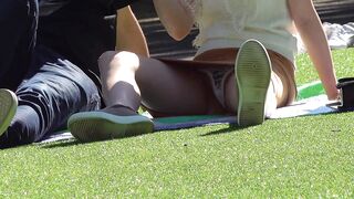 【TP推荐】公园草坪高清拍摄高颜值口罩女与男友聊天 霸气外泄白色透明小内内 阴毛看的一清二楚