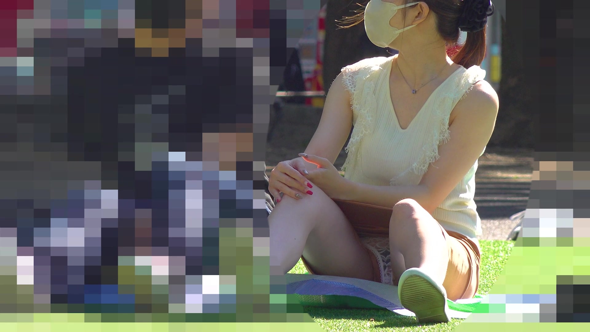 【TP推荐】公园草坪高清拍摄高颜值口罩女与男友聊天 霸气外泄白色透明小内内 阴毛看的一清二楚
