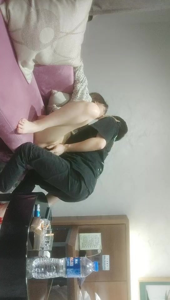 【三线探花】小伙今夜约战00后小萝莉，粉嫩干净，侧颜颇有几分像张子枫，大胸乖巧又配合，花式啪啪