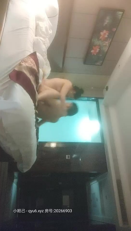 【三哥少妇猎手】新人劲爆首场，风情万种小少妇，白嫩大胸翘臀女人味十足，诱人呻吟让人把持不住