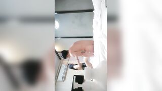 【凡哥足疗探花】巧舌如簧忽悠漂亮少妇来一发，鲍鱼爱好者，又抠又舔仔细观摩，美乳大长腿，激情劲爆