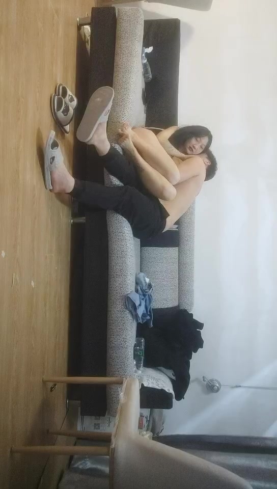 【冒险雷探花】21岁漂亮小姐姐，肤白貌美，沙发上俩人相谈甚欢，小伙抠逼爽得她浑身颤抖，口交舌吻激情四射