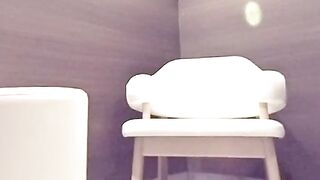 【喂奶室破解】来来往往的宝妈，把婴儿抱在怀里喂奶，颜值都不错！