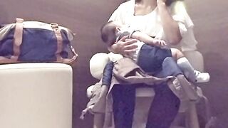 【喂奶室破解】来来往往的宝妈，把婴儿抱在怀里喂奶，颜值都不错！