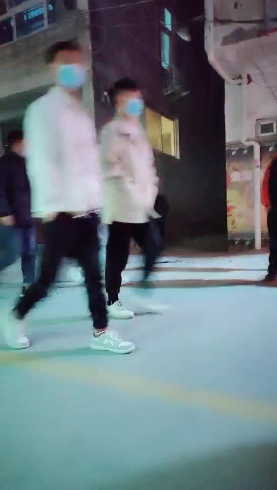 【古月探花】深夜街头美女肆虐，完全不同于白天的老女人，挑中苗条嫩妹，出租房内后入干逼爽 (1)