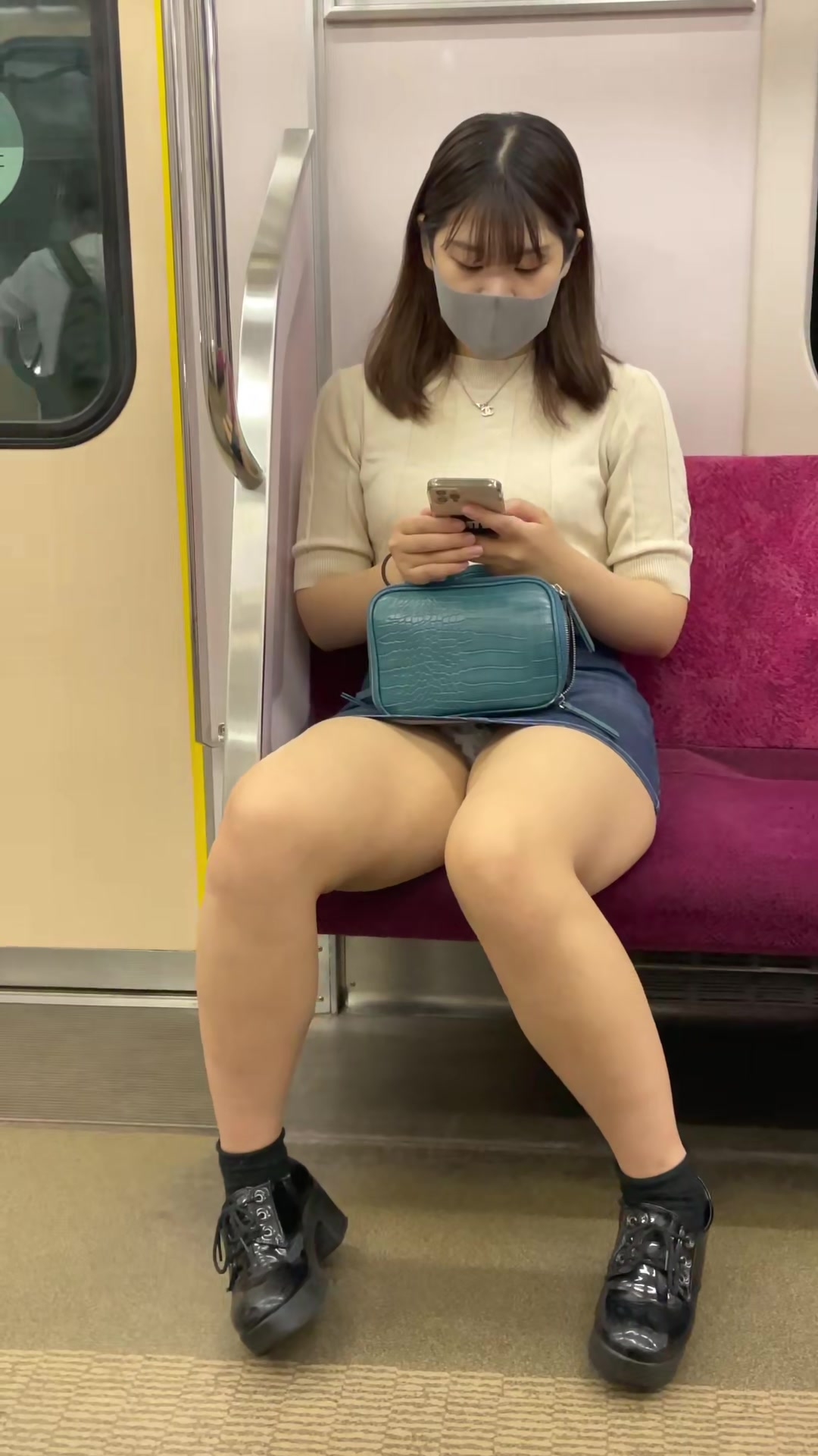 地铁故意露内