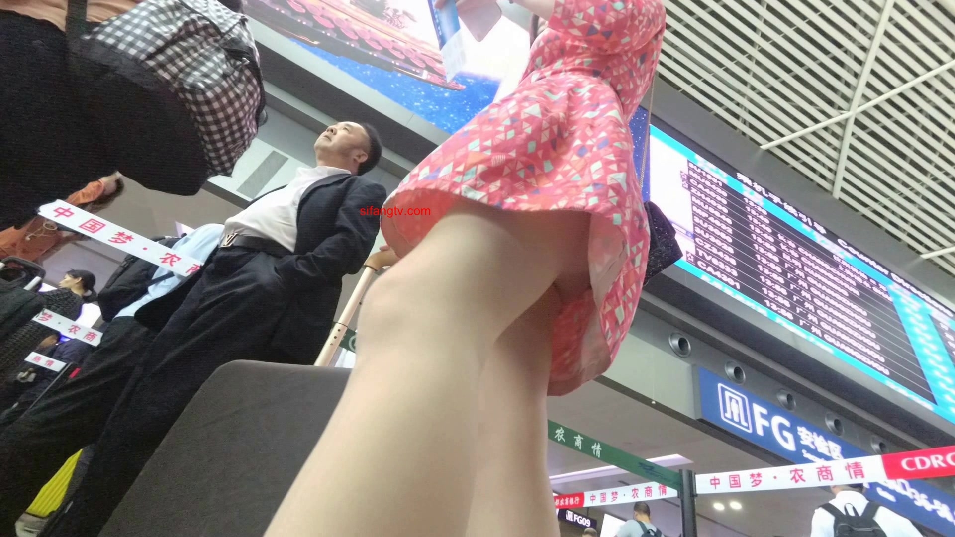 机场抄底多位漂亮的丝袜美女 肉丝高跟大长腿丁字裤（第二期） (5)