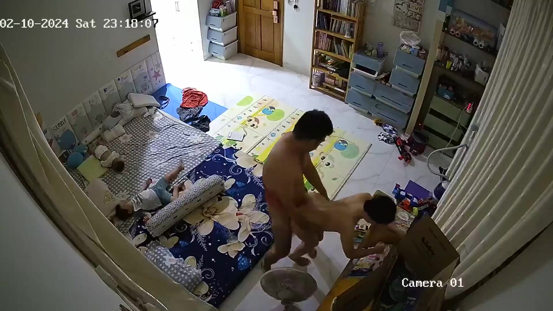 新流出黑客破解家庭网络摄像头偷拍性欲很强的夫妻日常激情性生活这妈也是的儿子都十多岁了还裸体对他