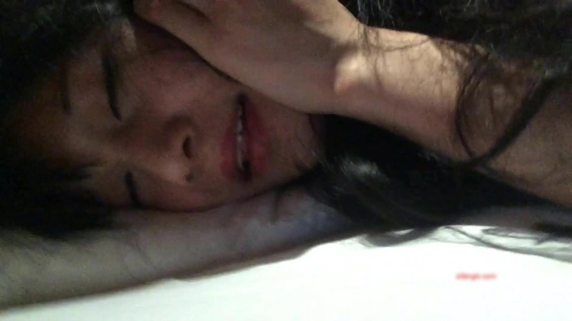 “好厉害好厉害”嗲叫声听了心痒痒的失恋美女约网友谈心被带到宾馆啪啪销魂的表情把所有欲望都释放了1080P原版