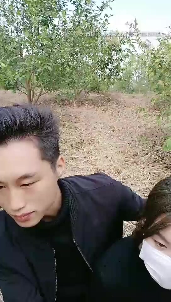 【金牌小可】小哥户外小树林激情啪啪，树上后入骑乘大力猛操非常诱人，很是诱惑喜欢不要错过